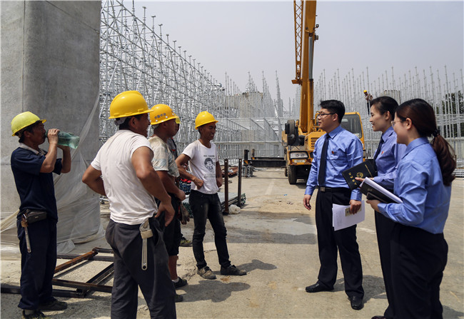 江苏徐州经济技术开发区:深入工地讲解扫黑除恶相关情况